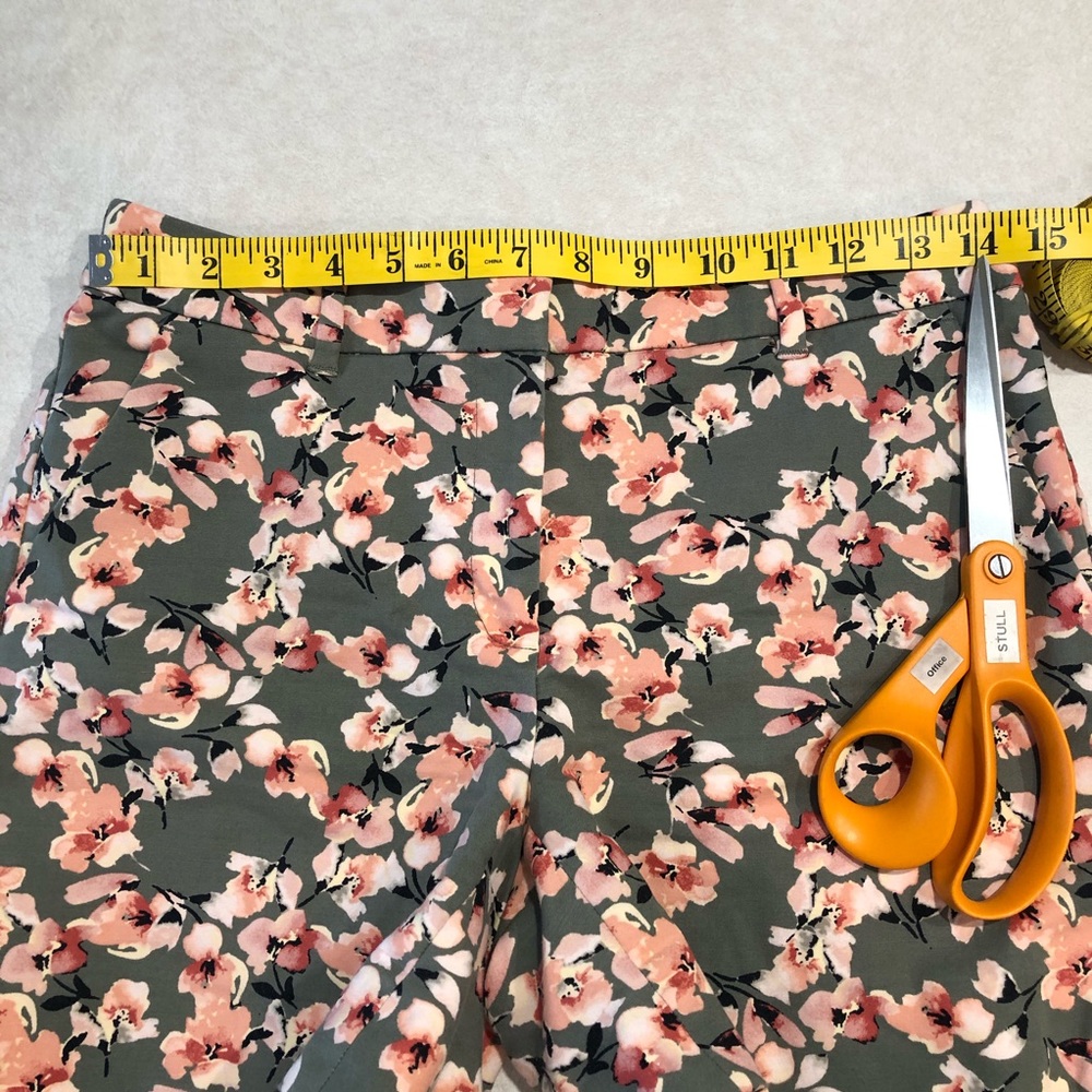 ⭐️ White House Black Market 5' Floral Shorts - Picture 9 of 14